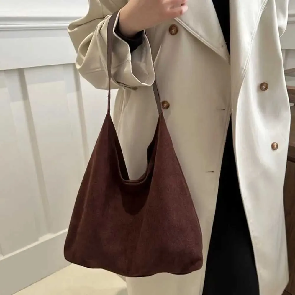 Borsa da designer Borsa da viaggio alla moda retrò in pelle scamosciata grande capacità alla moda per biancheria intima semplice borsa a tracolla Y241115_voghion.com