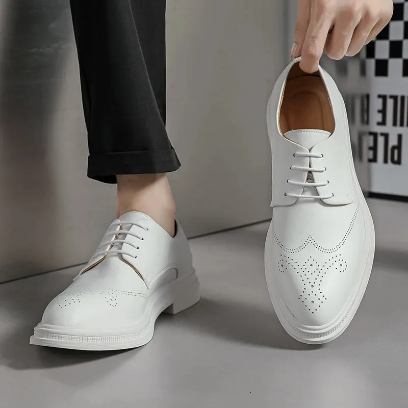 Nieuwe heren Britse herenmode Witte formele brogues schoenen Herenjurk Bruiloft Prom Thuiskomst Sapato Sociaal Mascuo_voghion.com