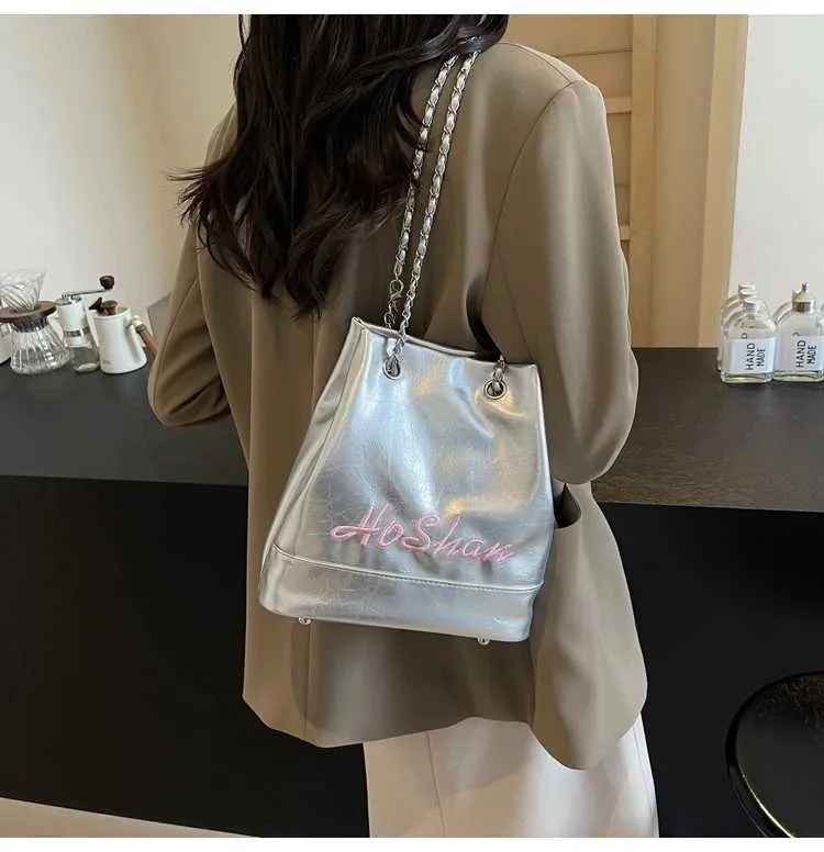 Borsa a secchiello in pelle da donna con ricamo e tracolla_voghion.com