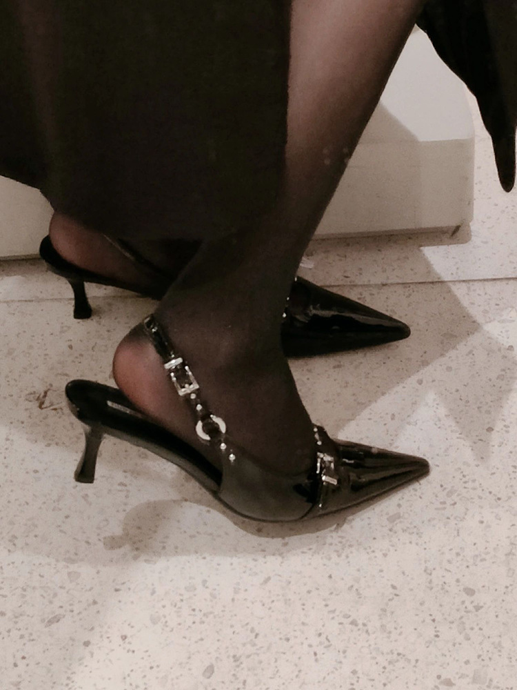 Sandálias francesas de salto pequeno e médio para mulheres, verão 2024, primavera, pretas, salto fino, bico fino, sapatos únicos, salto alto, temperamento_voghion.com