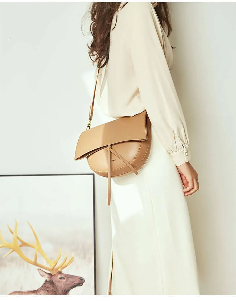 Toks pats stilius kaip ir „Blogger“ moteriškas odinis platus diržas, pusapvalis retro stiliaus karvės odos vieno peties krepšys per petį._voghion.com