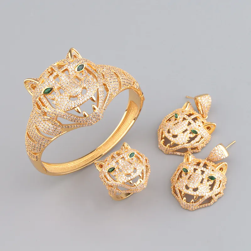 Leopard Head Jewelry Set With Gold Bracelet And Diamond Choker_voghion.com