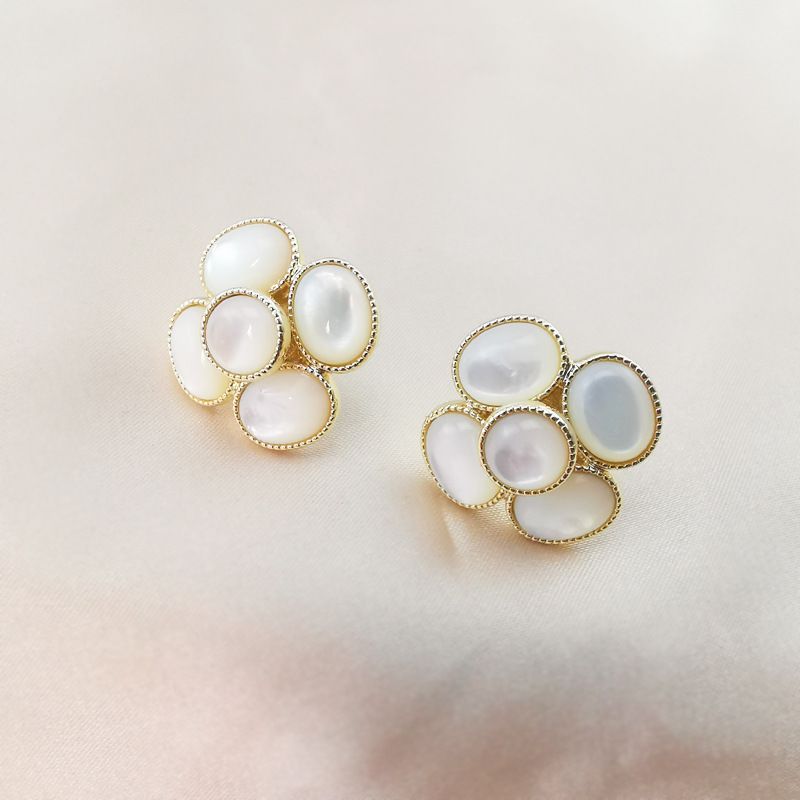 Orecchini da donna in madreperla naturale semplice e classica con camelia placcati in oro 14k_voghion.com