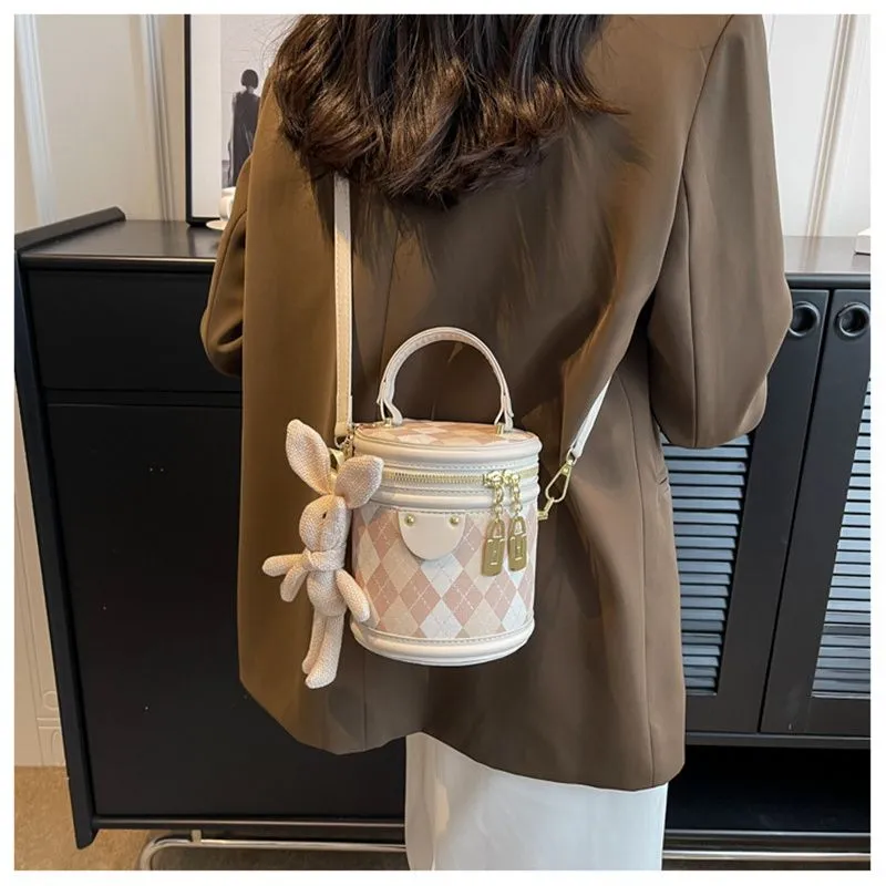 Designer Free Shipping 2025 New Fashionable Bucket Premium Texture Dia Grid Shoulder Crossbody Bag Bag For Womens_voghion.com