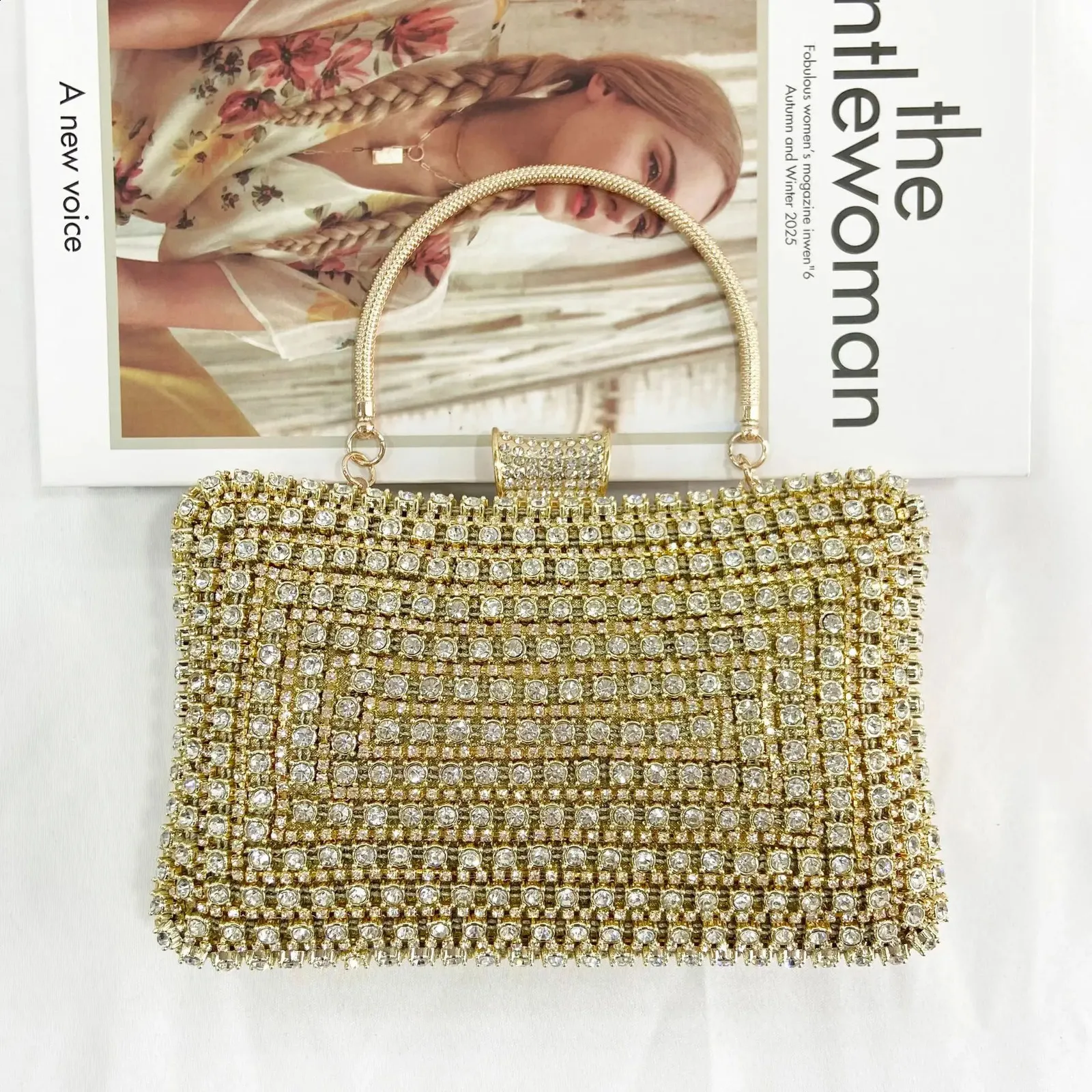 Pochette da sera dorata per donna - elegante borsa a mano con catena_voghion.com