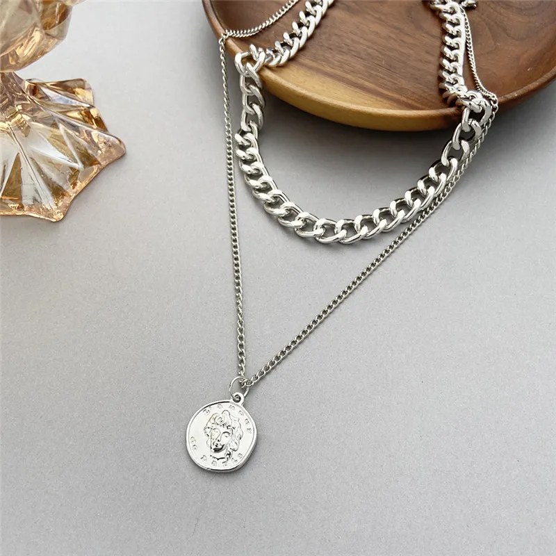 Collana multistrato vintage oro con pendente per donna_voghion.com