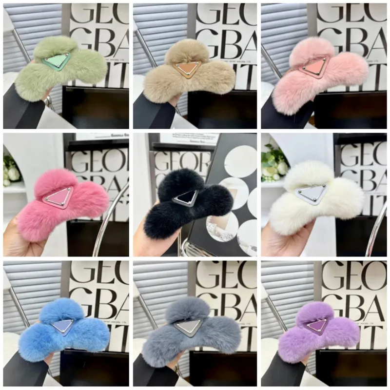 Prd Agrafe pufoase Triunghi Designer Agrafe pentru femei Fuzzy Letters Agrafă cu gheare Furry Winter Warm Hair Pin Designers Fete_voghion.com