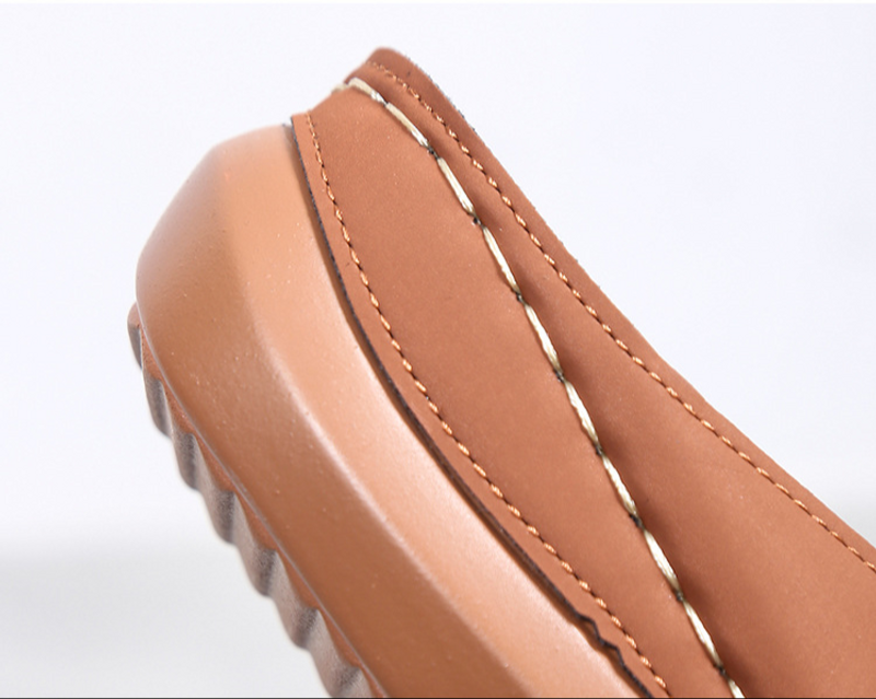 übergroße, dickbesohlte Fischgrät-Slipper für Damen mit Quasten, die außen schräge Absätze tragen und_voghion.com