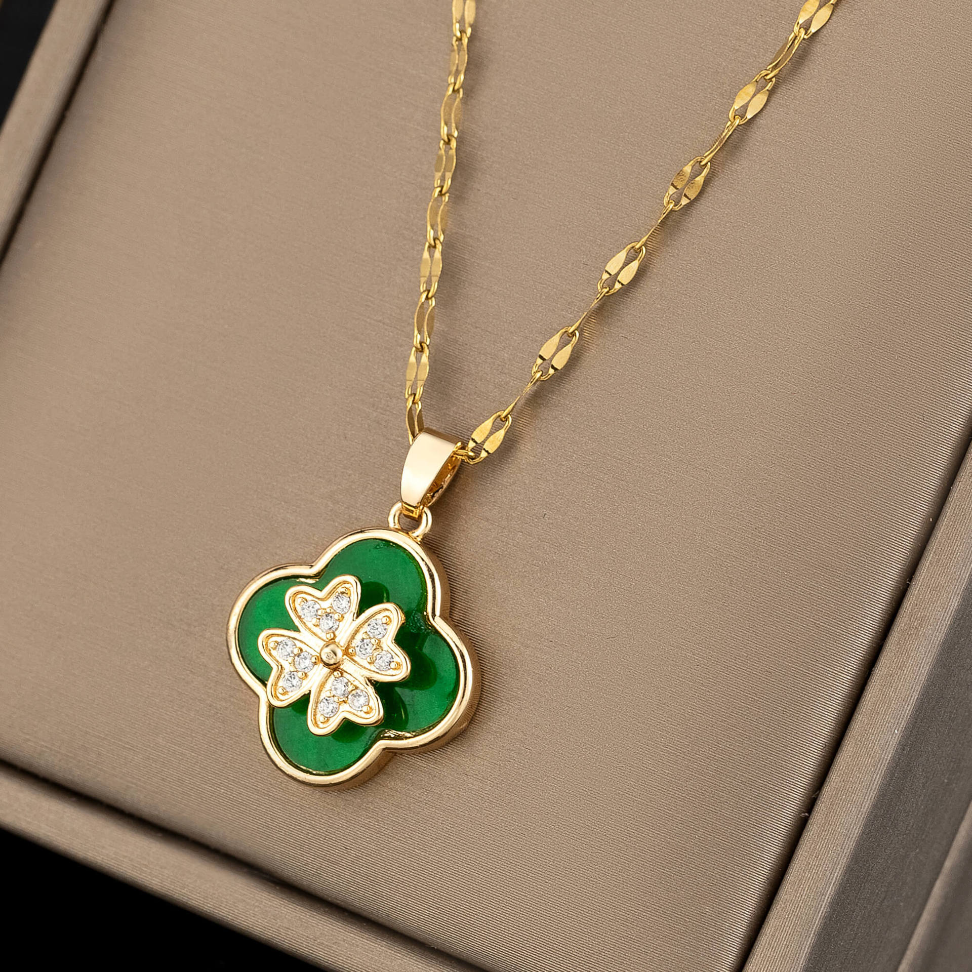 Collier trèfle à quatre feuilles chaîne de clavicule de luxe légère en acier titane résistant à la décoloration