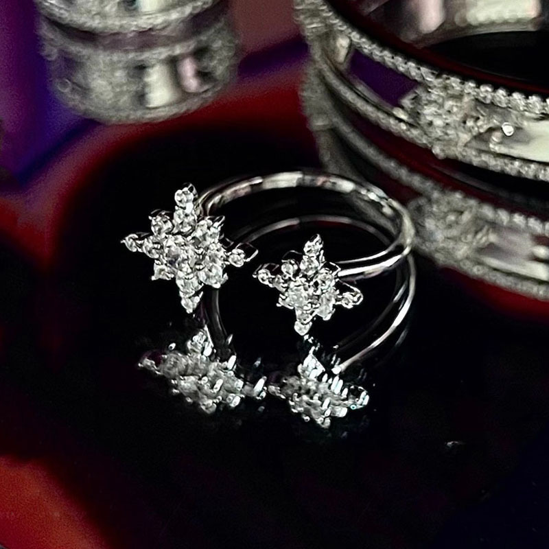 Anello donna con stella e zirconi design minimalista di lusso_voghion.com