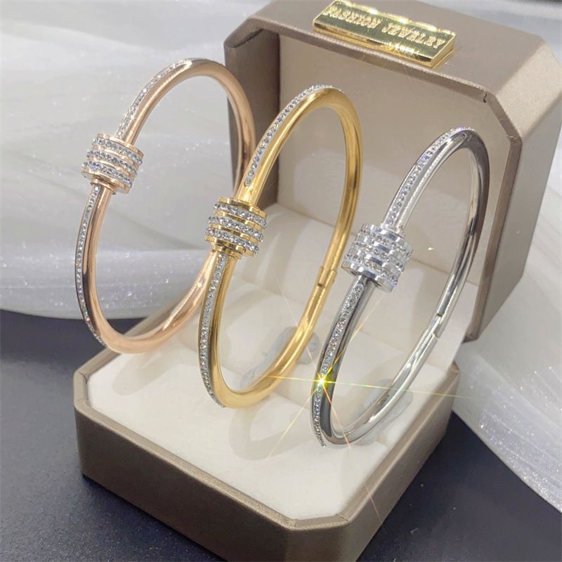 Bracciale Rhies con placcatura in acciaio al titanio geometrico alla moda_voghion.com