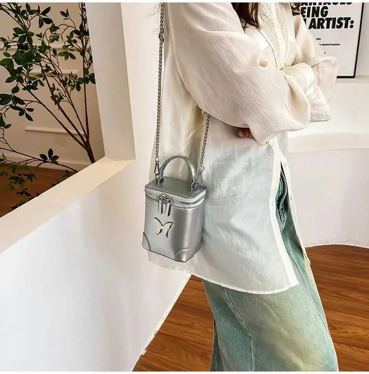 Damen Umhängetasche Aus Lackleder Mit Schmetterling Und Kette_voghion.com