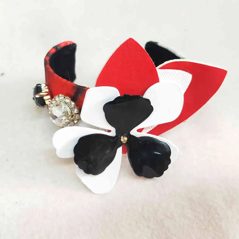 Pulseira de bracelete com berloques barroca e flores strass_voghion.com