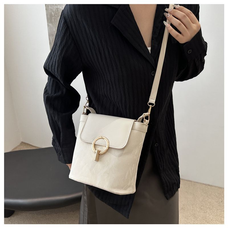 Handheld frauen mit stiolle spleißen kontrast farbe eimer urlaub 2024 frühjahr/sommer neue umhängetasche, trendy_voghion.com