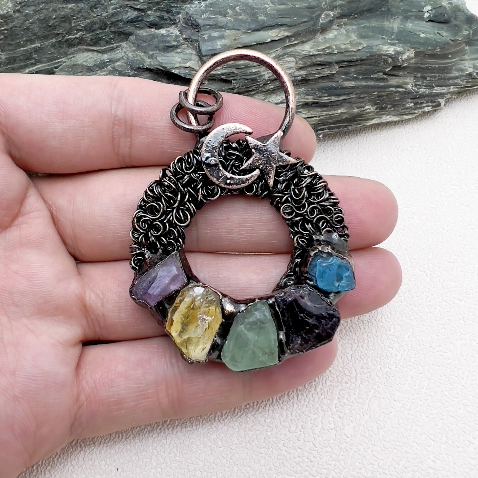 Anhänger Halsketten 5 Stück gelötet bronzeplattiert Kreis Sonne Mond natürlicher roher Kristall Quarz Grabperle gepflastert Vintage_voghion.com