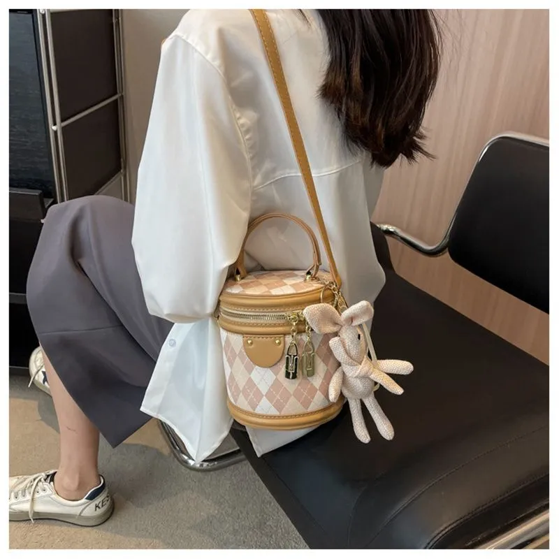 Designer Free Shipping 2025 New Fashionable Bucket Premium Texture Dia Grid Shoulder Crossbody Bag Bag For Womens_voghion.com