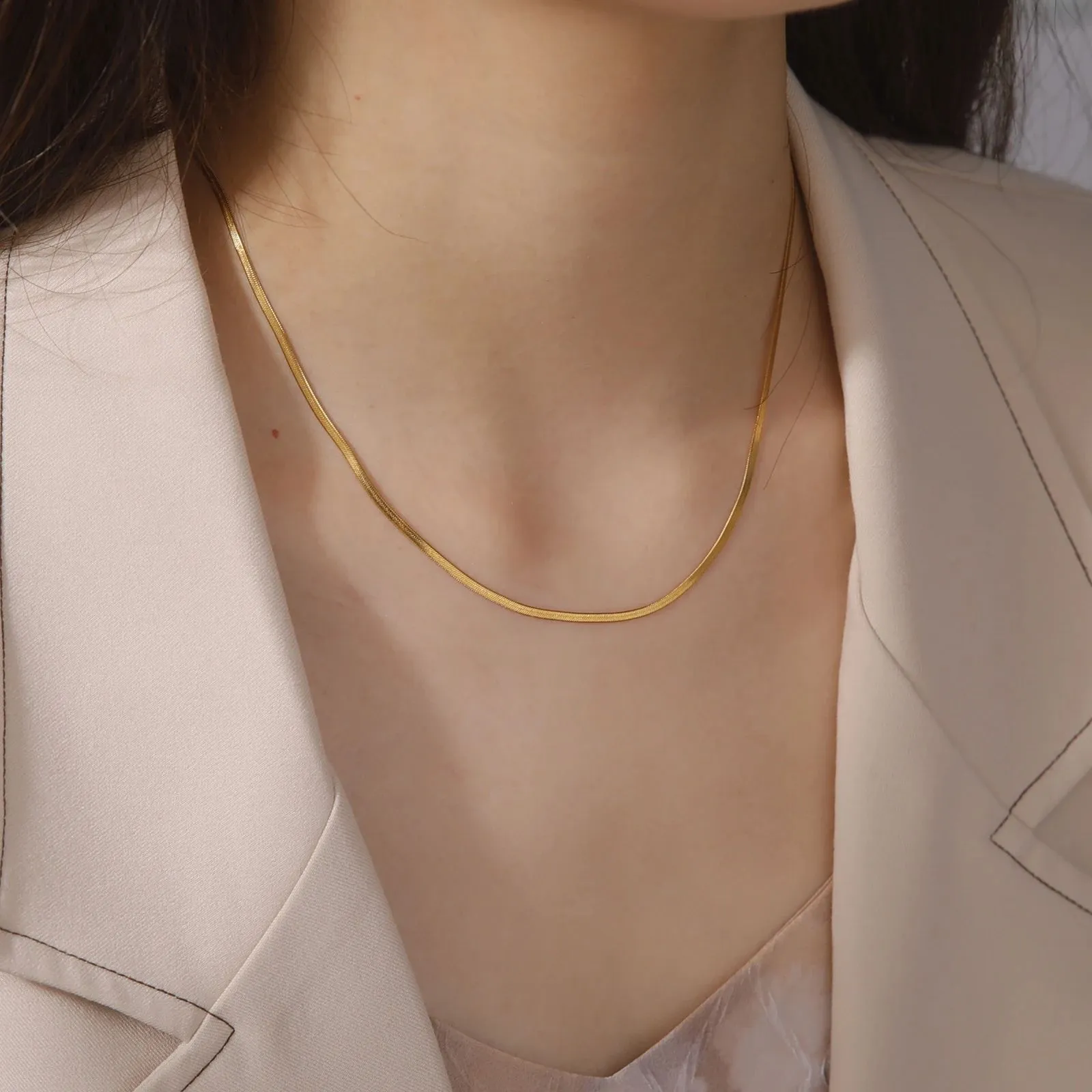 Topqualitativ 14k Gielgold Schlaangekette Halskette fir Fraen a Männer Goldfaarf Herringbone Choker Halskette Trend 2024_voghion.com