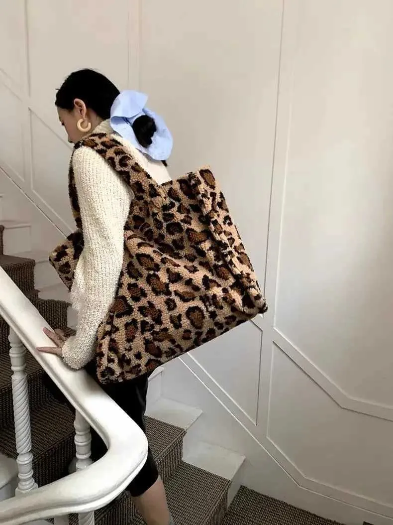 2025 New Autumn Winter Big Capacity Leopard Pattern Handbag College Students Plush Commuter Bag Lamb Wool Bags Versatile_voghion.com