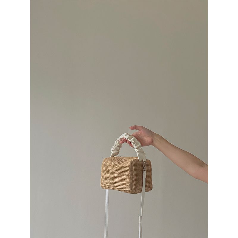Sommer Gras Gewebt für Frauen 2024 Neue Mädchen Falten Kontrast Handheld Quadrat Vielseitig Straddle Tasche Trendy_voghion.com