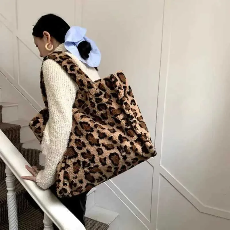 2025 New Autumn Winter Big Capacity Leopard Pattern Handbag College Students Plush Commuter Bag Lamb Wool Bags Versatile_voghion.com