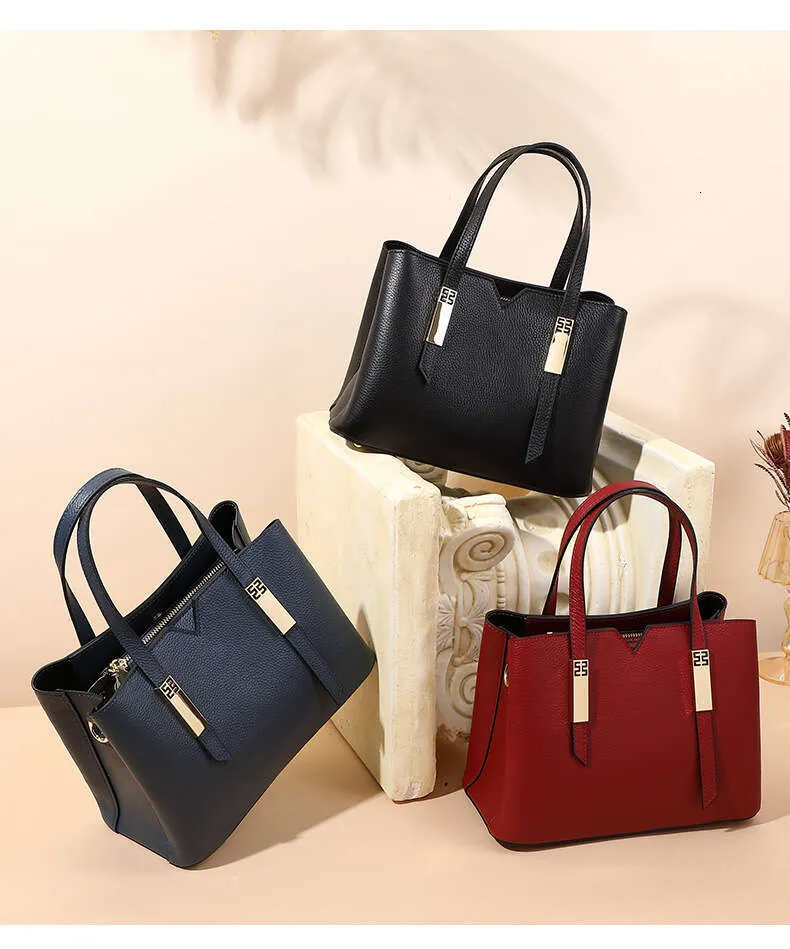 Vintage Atmosphere Large Capacity Messenger Head Leather Handbag_voghion.com