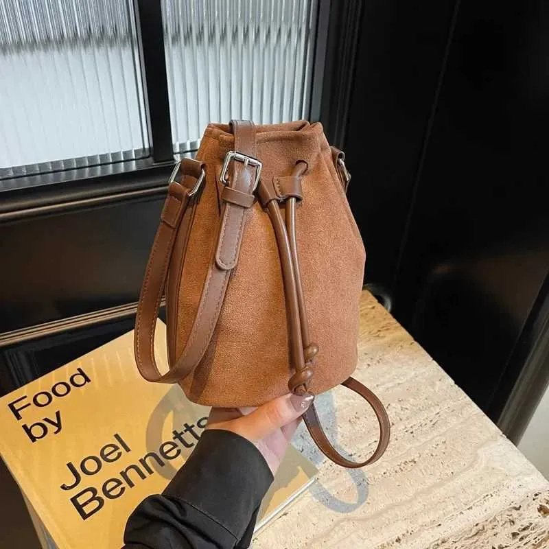 Borsa a tracolla piccola in pelle scamosciata Drstring marrone scuroC241217_voghion.com