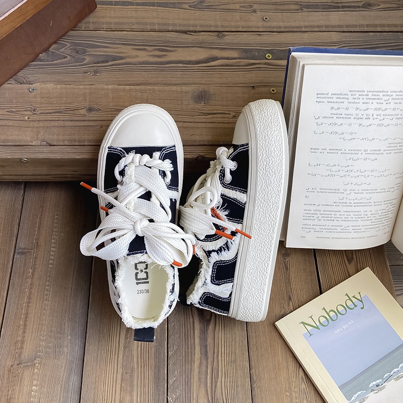 Baikuang 2024 Nouvelles petites chaussures blanches pour femmes, chaussures de planche polyvalentes en toile à bords irréguliers, chaussures chics_voghion.com