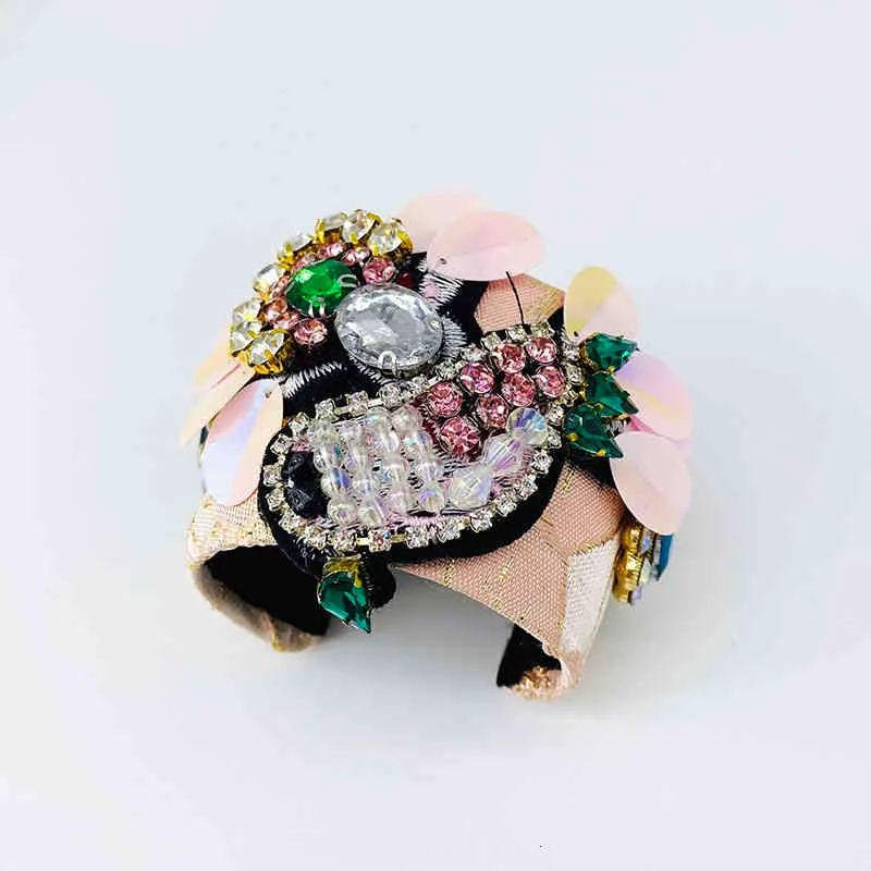 Pulseira de bracelete com berloques barroca e flores strass_voghion.com