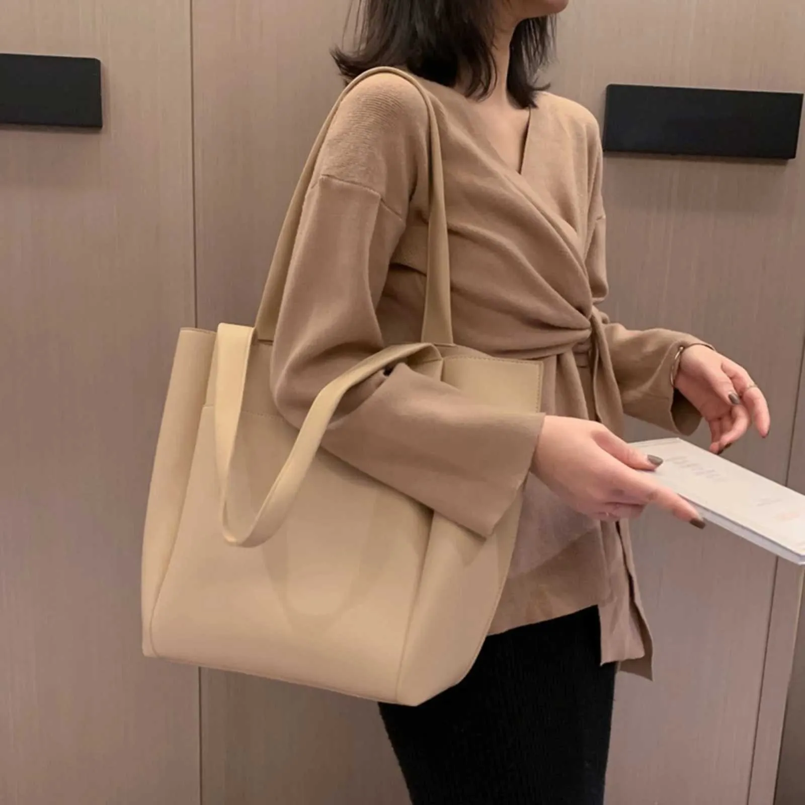 Women's Large Leather Shoulder Tote Handbag With Top Handle Black_voghion.com