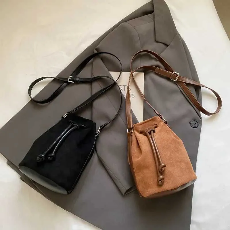 Borsa a tracolla piccola in pelle scamosciata Drstring marrone scuroC241217_voghion.com