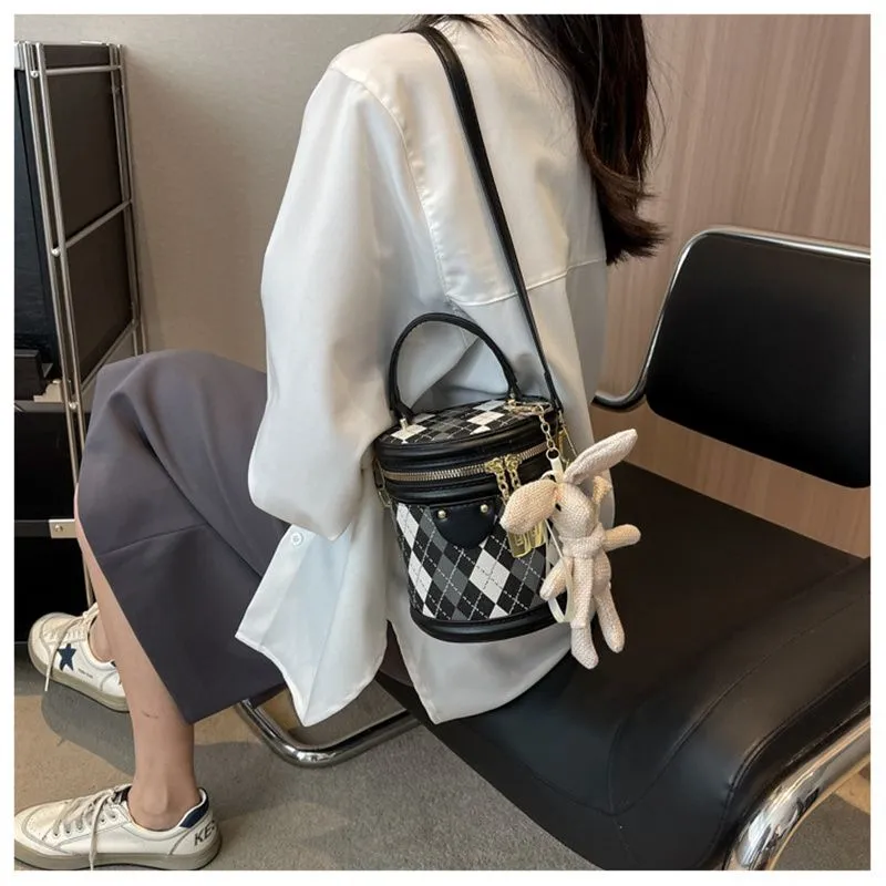 Designer Free Shipping 2025 New Fashionable Bucket Premium Texture Dia Grid Shoulder Crossbody Bag Bag For Womens_voghion.com