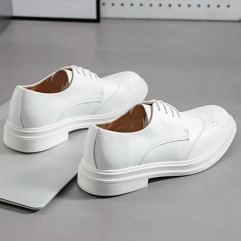 Nieuwe heren Britse herenmode Witte formele brogues schoenen Herenjurk Bruiloft Prom Thuiskomst Sapato Sociaal Mascuo_voghion.com