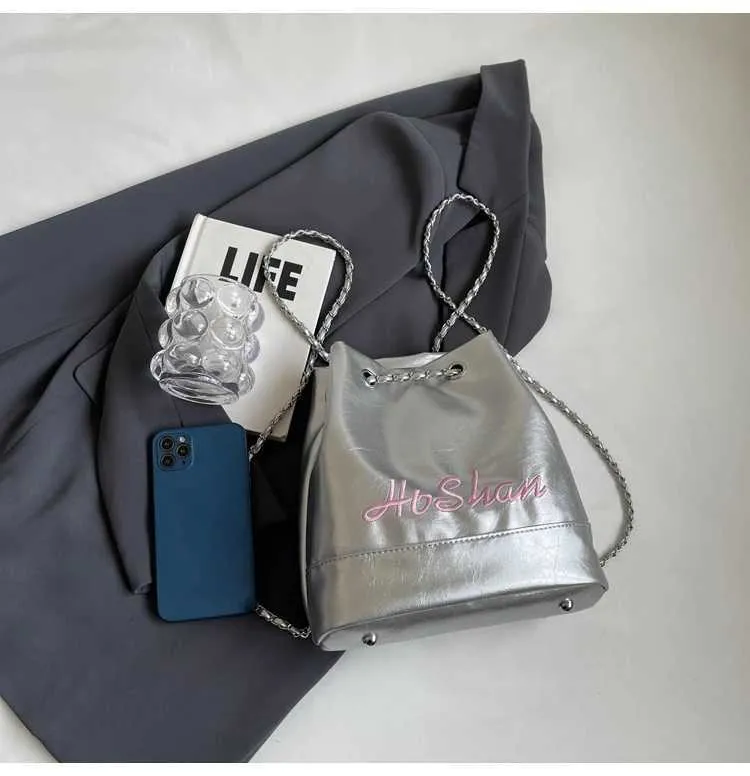 Borsa a secchiello in pelle da donna con ricamo e tracolla_voghion.com