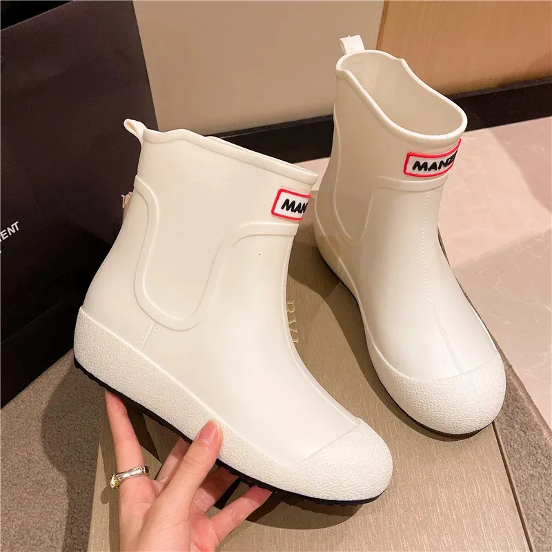Solide Herrenmode Regenstiefel Gummi Casual Ankle Bootie Rutschfeste Watschuhe für Damen Warme Regenschuhe zum Spazierengehen auf der Straße 2_voghion.com