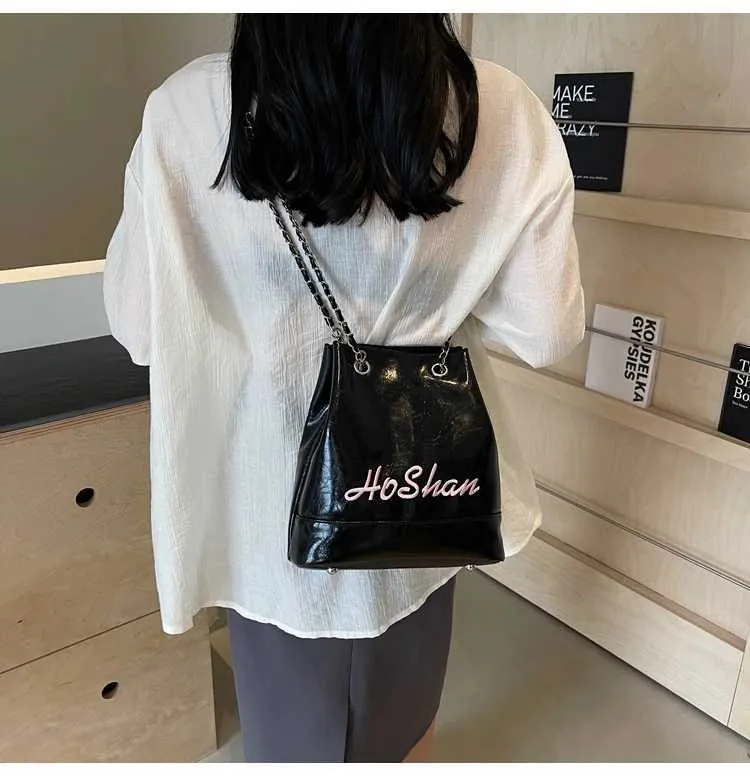 Borsa a secchiello in pelle da donna con ricamo e tracolla_voghion.com