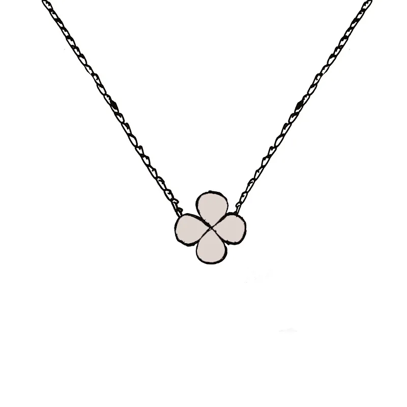 Klöverhalsband med hängsmycke och pärlemorblomma_voghion.com