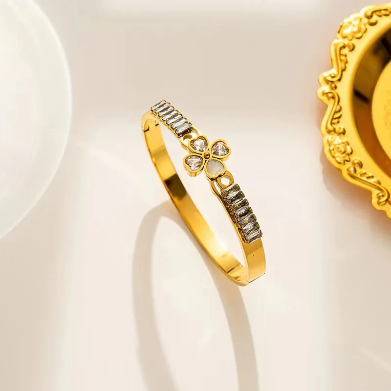 Charm Bangle Bracelet With Fritillary Four-leaf Clover Design_voghion.com