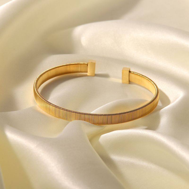 Nuovo bracciale aperto in acciaio al titanio, semplice e alla moda, design versatile, acciaio inossidabile, bracciale in oro anti-scolorimento_voghion.com