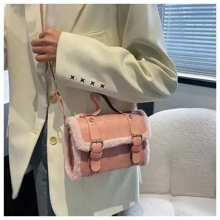 Winter Frauen Crossbody/schulter 2023 Neue Lamm Plüsch Veet Tasche Dame Kleine Quadratische Handtasche Französisch Korea StyleC241106_voghion.com