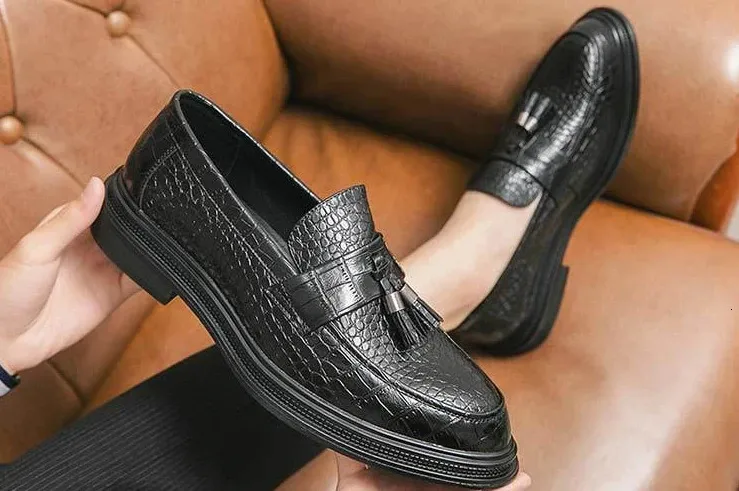 Mocassins souples à bout pointu, imprimé animal, chaussures en cuir pour hommes, chaussures décontractées rehaussantes avec pompons_voghion.com