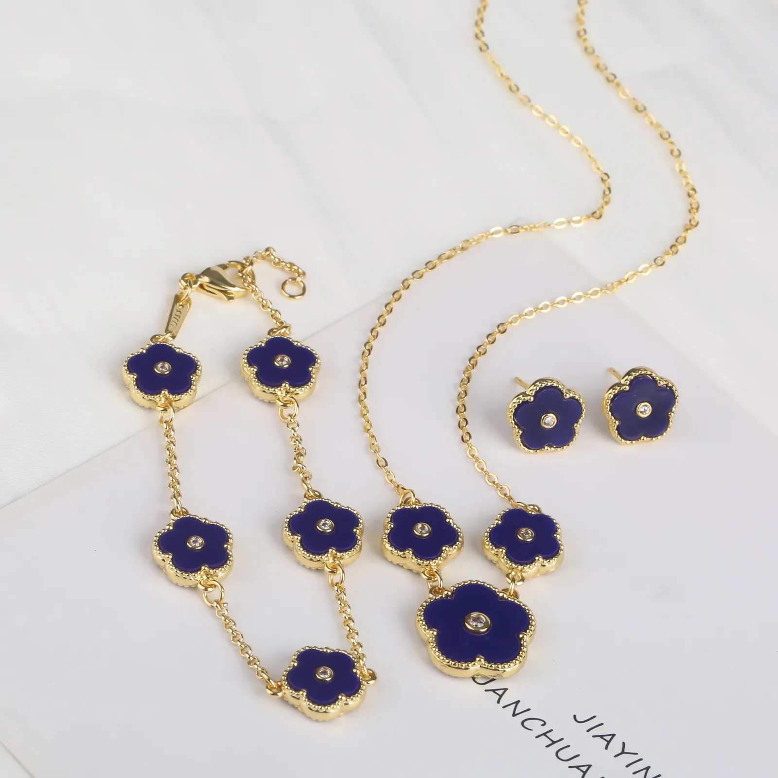 Moud klassesch Héichqualitativ Fënnefblieder Blummenset Bracelet Halskette Ouerréng Blummen Fraen Meedercher Bijouen fir Party_voghion.com