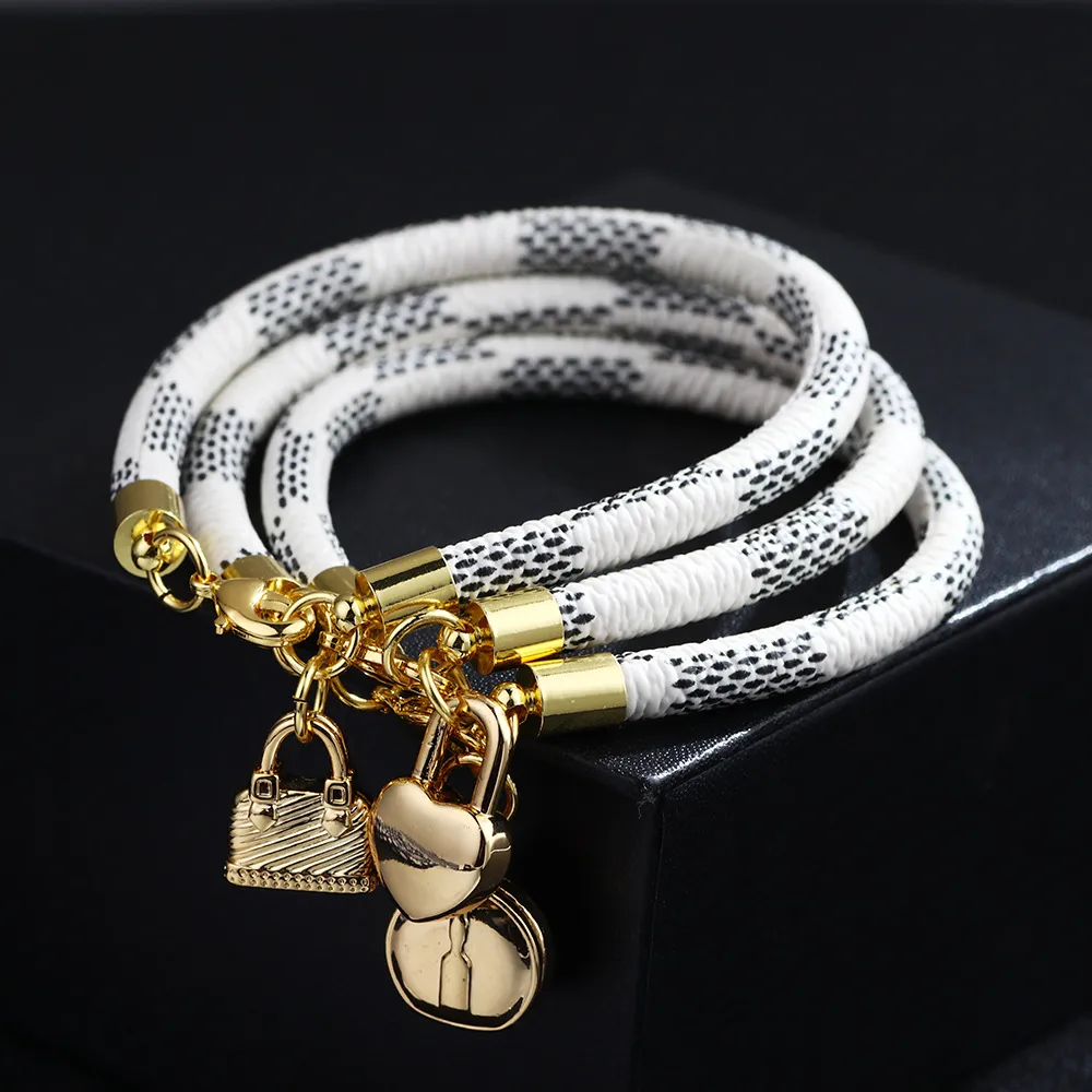 Marke Leder Charm Armbänder für Frauen Plaid PU Echt vergoldet Herz Tasche Anhänger Karabinerverschluss Design Armreif Mode_voghion.com