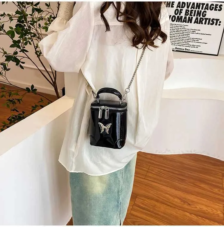 Damen Umhängetasche Aus Lackleder Mit Schmetterling Und Kette_voghion.com
