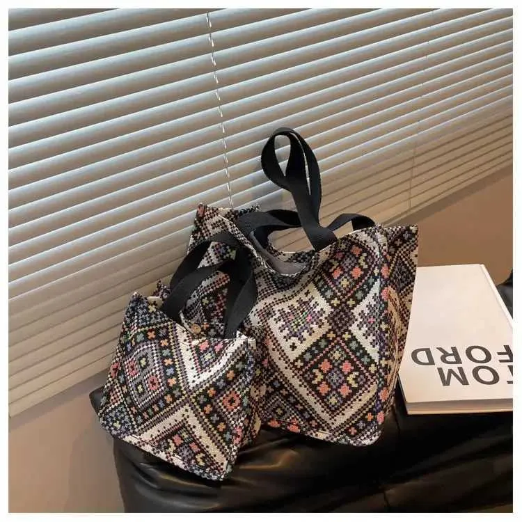 Sac à main en toile rouge de grande capacité de style ethnique 2024 pour femmes, tissé à la main, à une épaule, ins241218_voghion.com