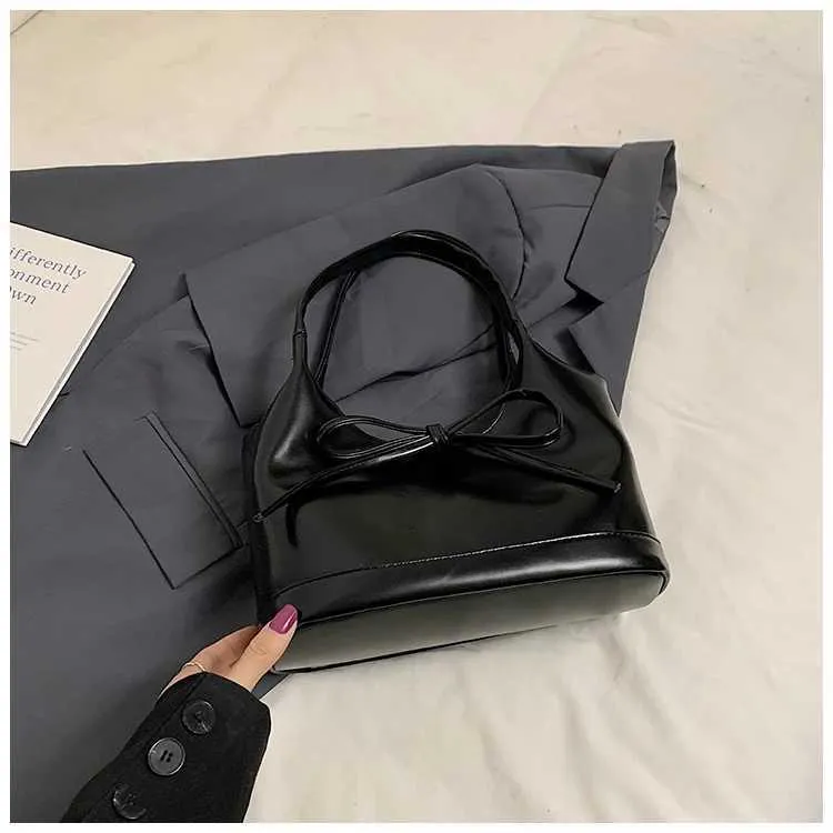 Elegant Red Women's Underarm Bag Large Capacity Shoulder Bag_voghion.com