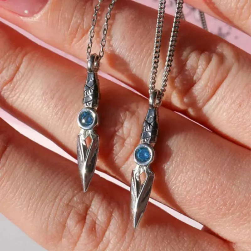 Collier avec pendentif en forme de poignard incrusté de zircone cubique bleue pour hommes et femmes, bijoux exquis pour joueurs_voghion.com