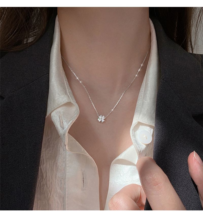 Collana con catena a clavicola in argento con quattro foglie, stile freddo, stile femminile, alla moda, semplice e squisita_voghion.com