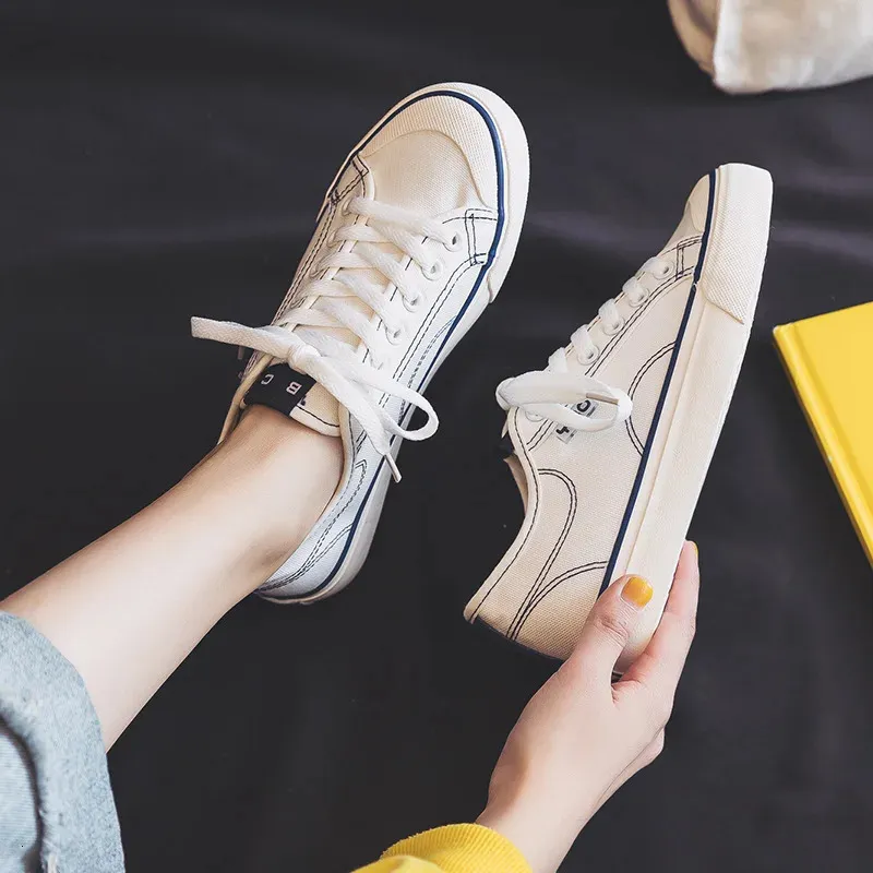Women's Classic Canvas Sneakers White Lightweight Lace-up Shoes_voghion.com