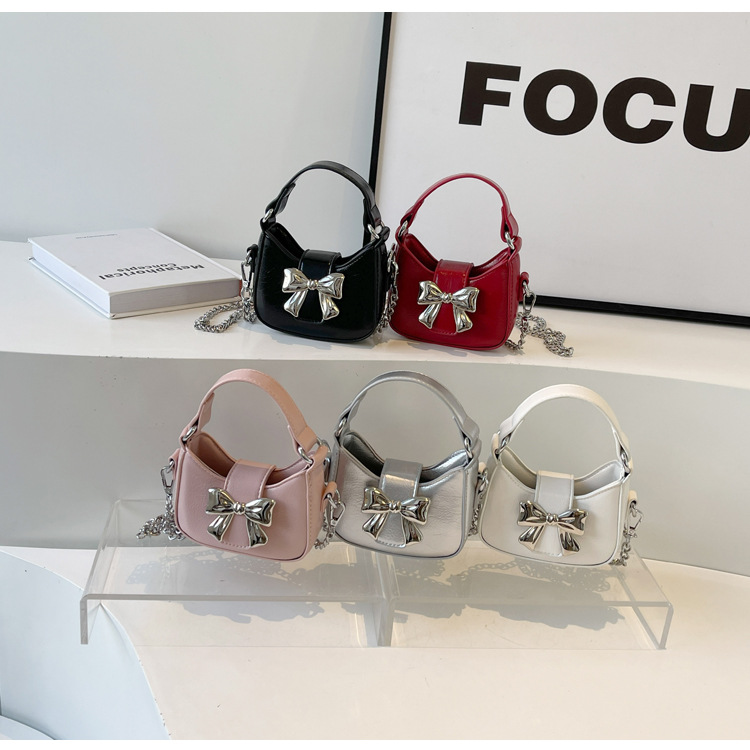 Little girl children's bag, 2024 new retro oily leather handbag, shiny bow chain crossbody bag, little princess mouth red envelope for women_voghion.com