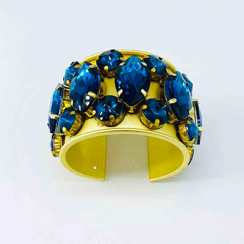 Pulseira de bracelete com berloques barroca e flores strass_voghion.com